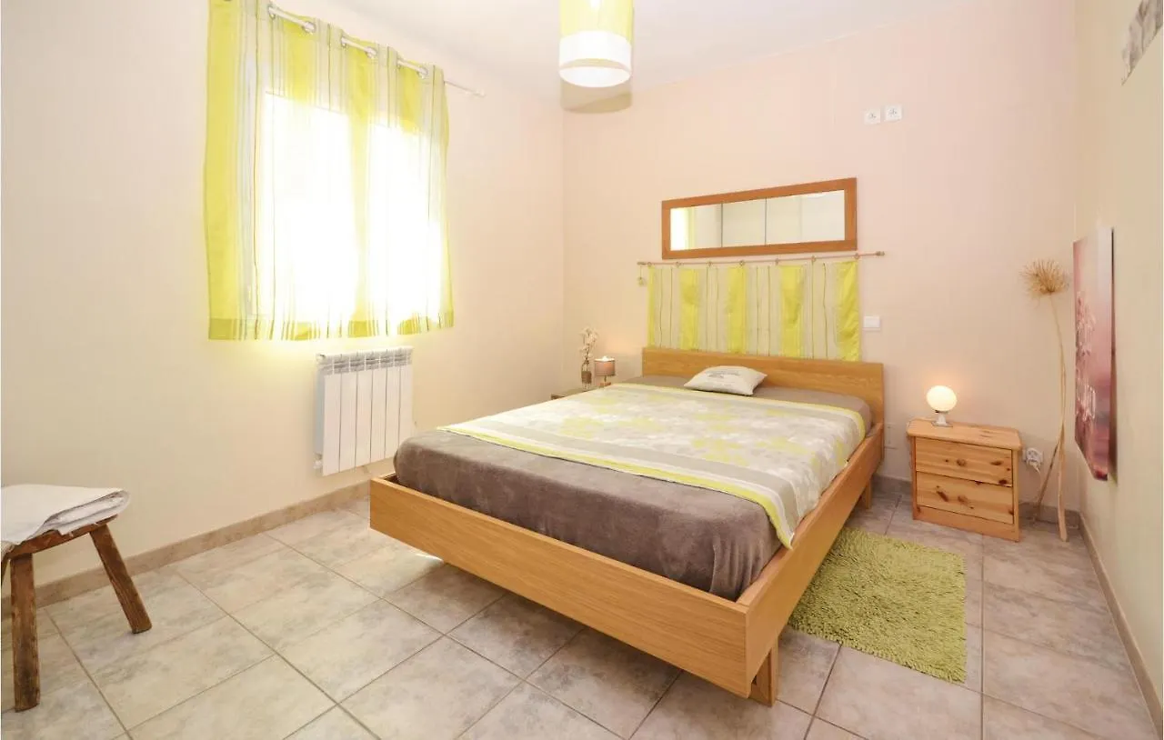 Tatil Evi Nice Home In Maubec With Kitchen
