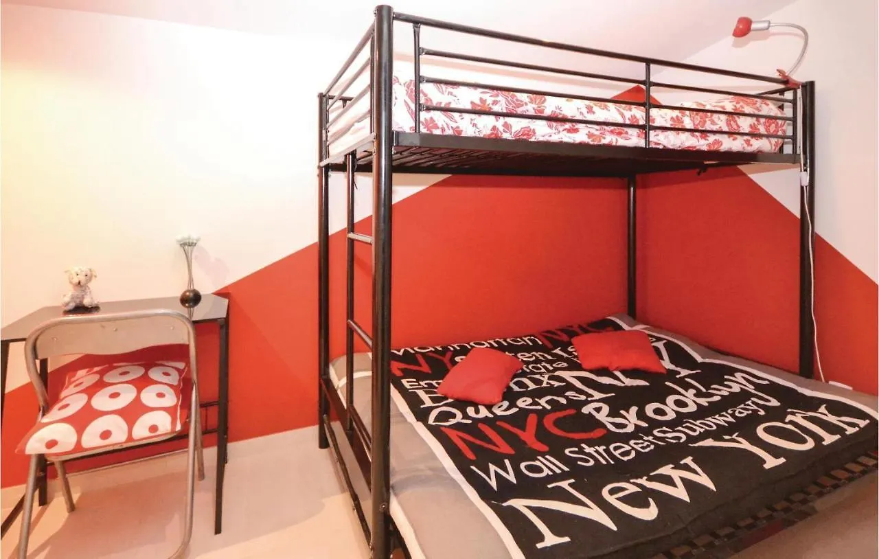 Nice Home In Maubec With Kitchen 0*, Maubec (Vaucluse)