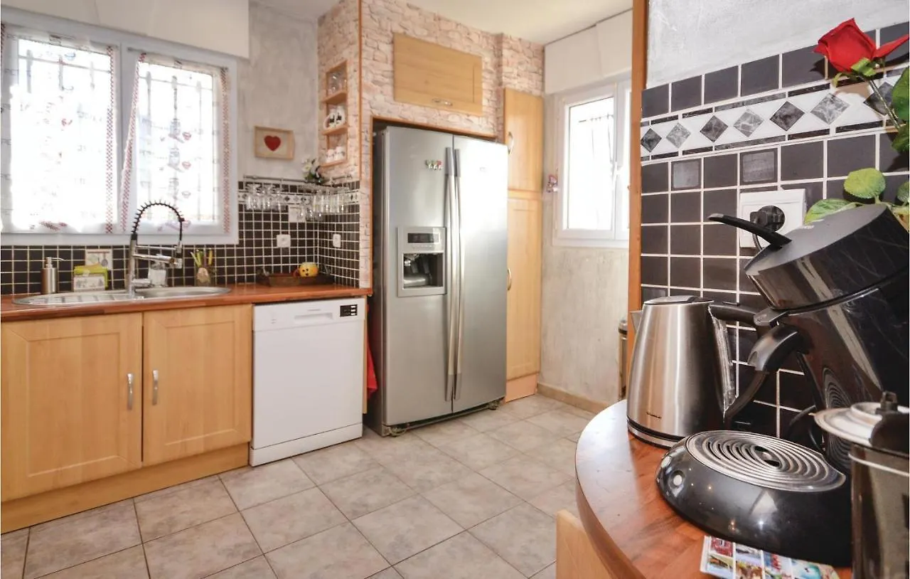 Tatil Evi Nice Home In Maubec With Kitchen