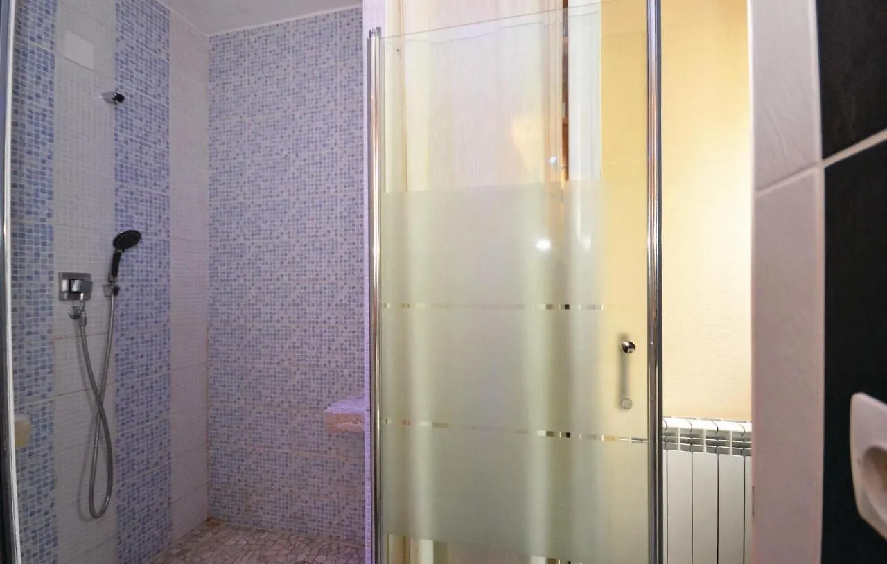 Nice Home In Maubec With Kitchen 0*, Maubec (Vaucluse) Fransa