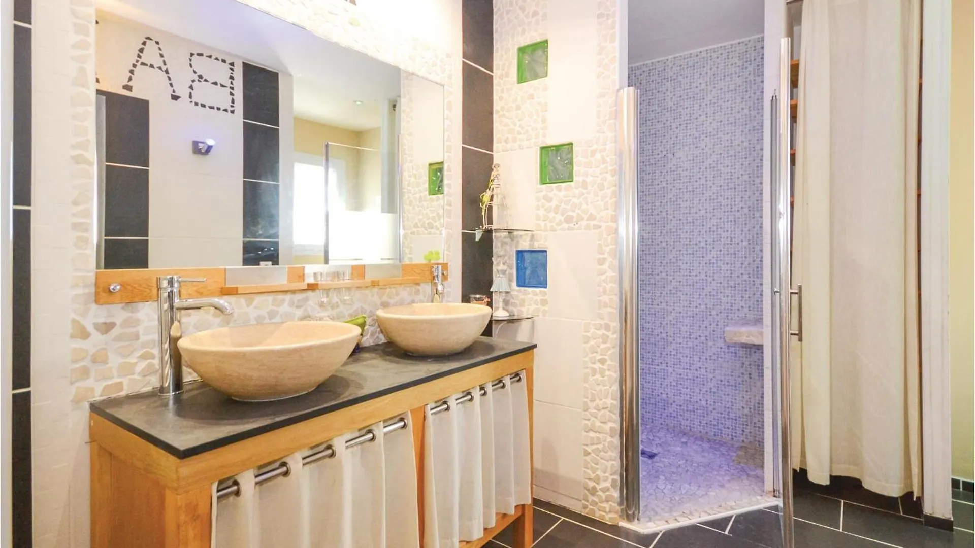 Nice Home In Maubec With Kitchen Fransa