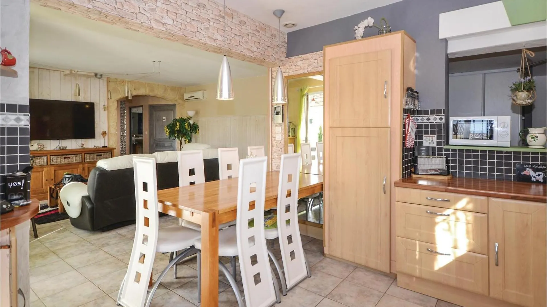 Nice Home In Maubec With Kitchen Maubec (Vaucluse)