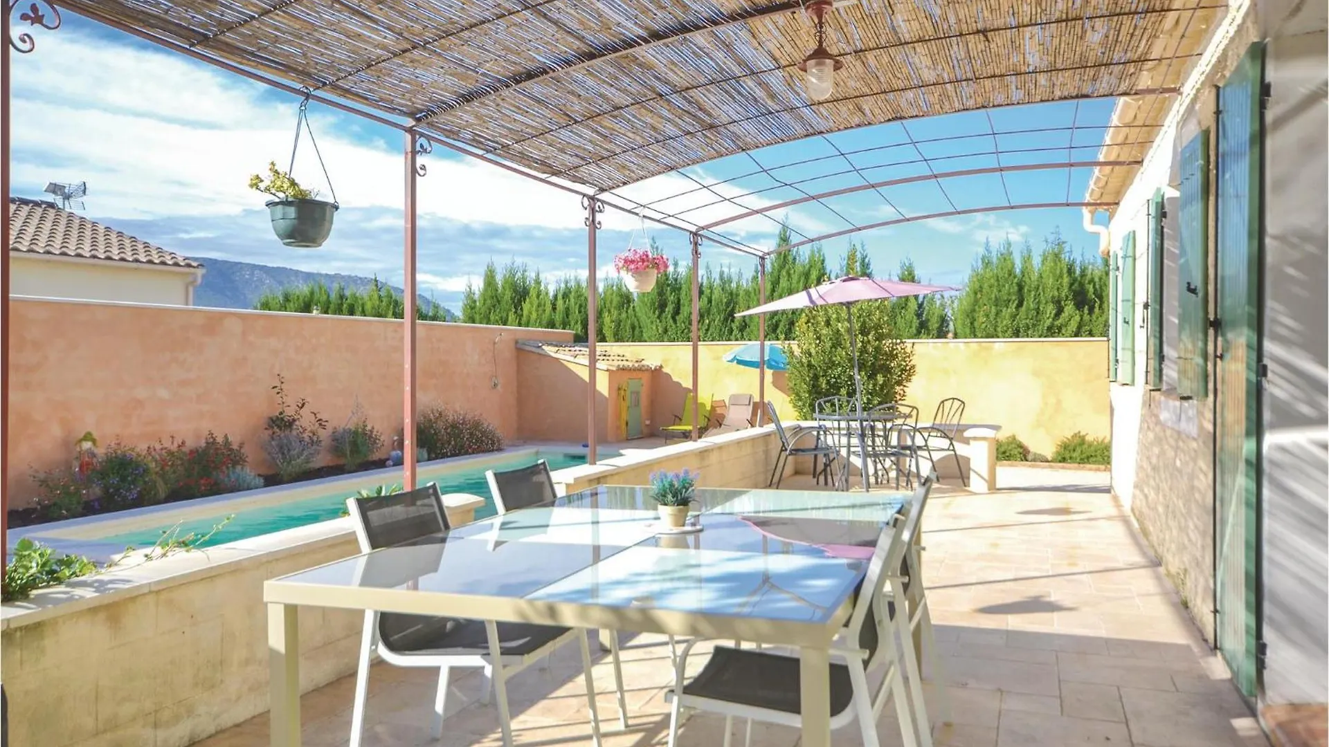 Nice Home In Maubec With Kitchen 0*, Maubec (Vaucluse) Fransa